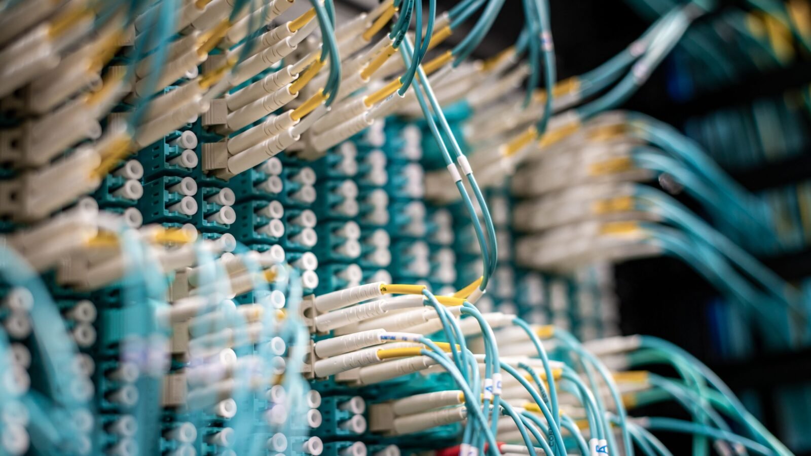 MPLS L3VPN on Cisco IOS-XE: VRF, MP-BGP, and Label Forwarding Configuration Guide